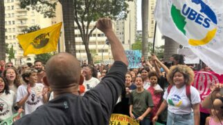 Estudantes, pais e professores se reuniram em frente a shopping para protesto