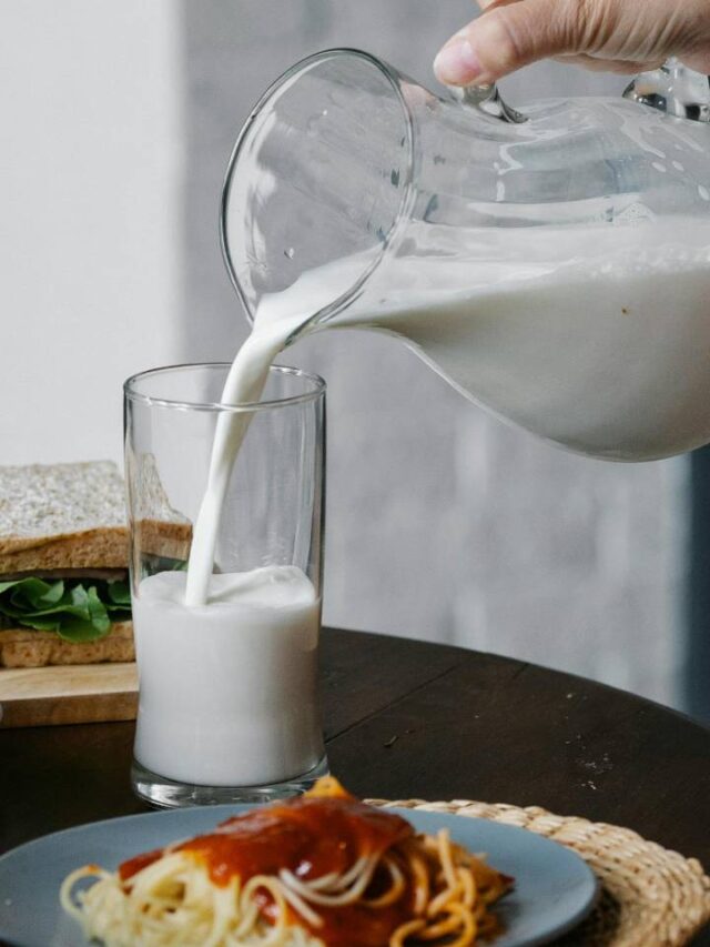 Você nunca deve tomar leite depois do almoço; saiba motivo