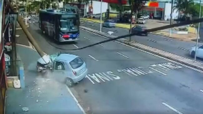 Nas imagens, é possível ver que ela perde o controle em alta velocidade e se choca com o poste