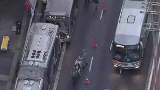 Acidente causou a interdição das duas faixas da direita da avenida