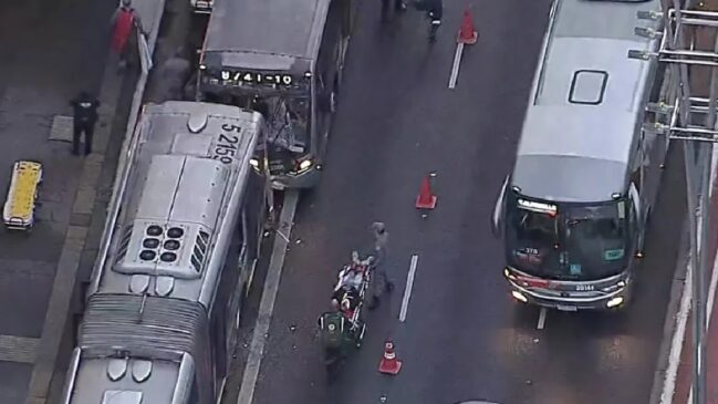 Acidente causou a interdição das duas faixas da direita da avenida