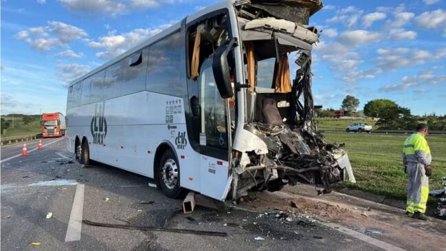 Segundo a Artesp, motorista do ônibus morreu no acidente