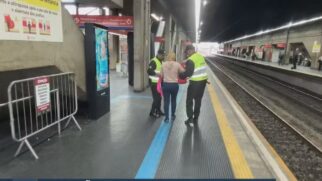 Passageira recebe atendimento pelos agentes da estação Tatuapé