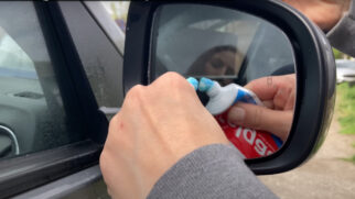Espelho molhado diminui a visibilidade do motorista; veja como usar pasta de dente para resolver este problema