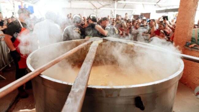 Evento cozinha uma polenta, com molhos e carnes em grandes panelas. /Foto: Mayra Merlyn/PMV
