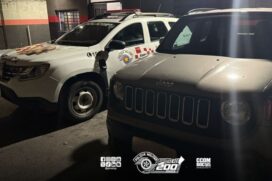 O veículo roubado, um Jeep Renegade, foi localizado e abordado logo em seguida