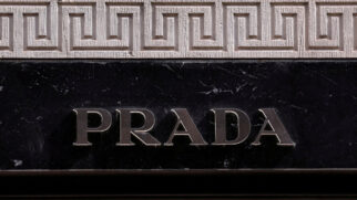 Prada compra Versace por 1,25 bilhão de euros, equivalente a R$ 8,2 bilhão na cotação atual