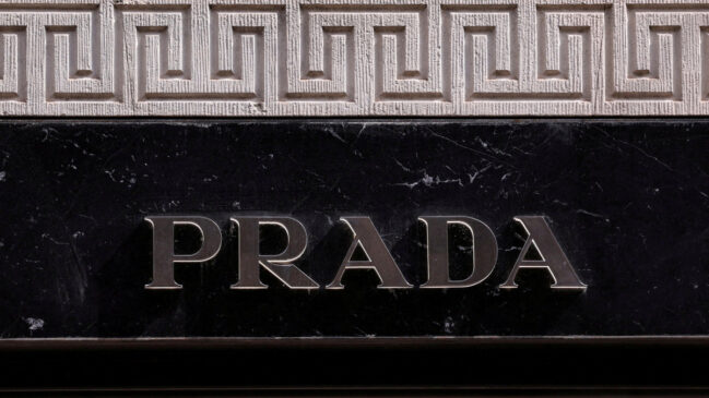 Prada compra Versace por 1,25 bilhão de euros, equivalente a R$ 8,2 bilhão na cotação atual
