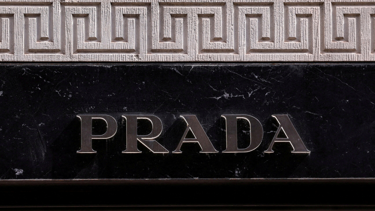 Prada compra Versace por 1,25 bilhão de euros, equivalente a R$ 8,2 bilhão na cotação atual