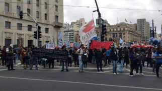 Servidores municipais de educação em São Paulo realizaram uma manifestação nesta terça na região central da capital paulista