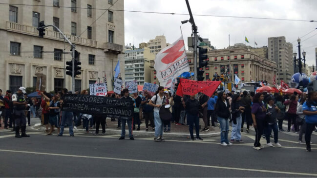 Servidores municipais de educação em São Paulo realizaram uma manifestação nesta terça na região central da capital paulista
