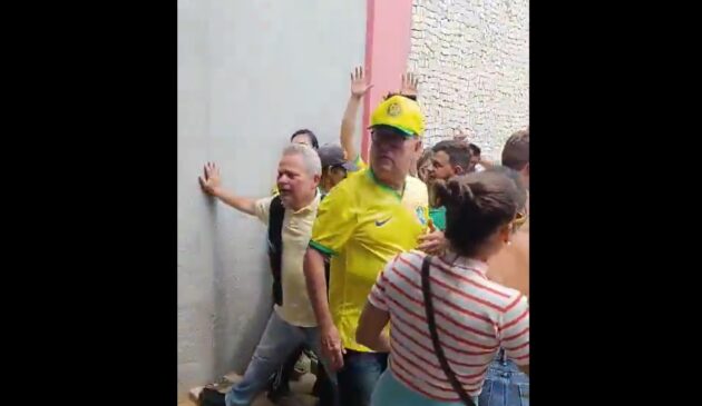 Apoiadores iniciaram oração enquanto Bolsonaro era colocado em ambulância