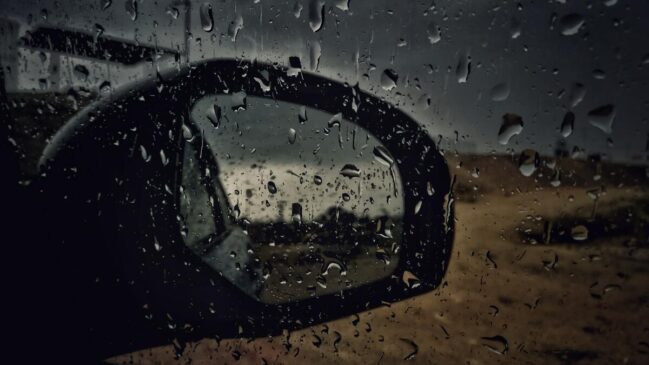 Vidro molhado diminui a visibilidade do motorista. Imagem: PxHere