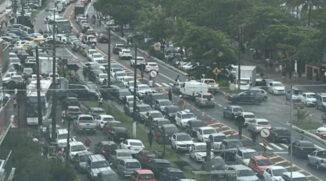 Turistas não conseguem sair da cidade de Ubatuba, no litoral norte, nesta segunda-feira