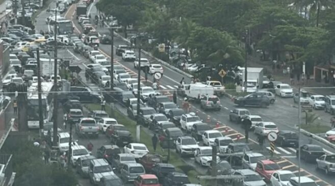 Turistas não conseguem sair da cidade de Ubatuba, no litoral norte, nesta segunda-feira