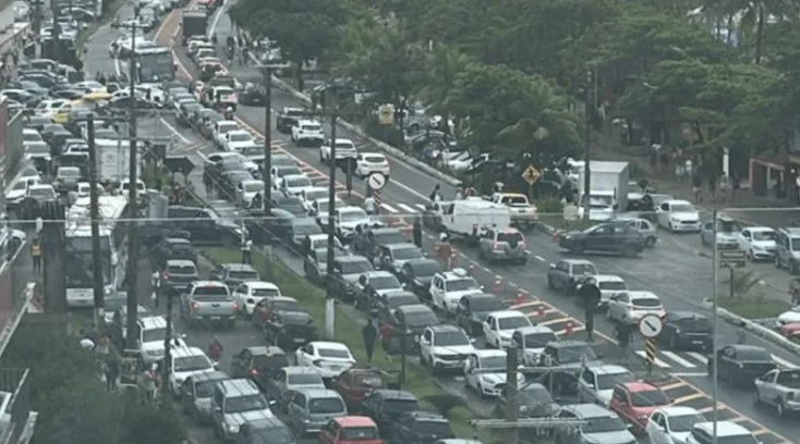 Turistas não conseguem sair da cidade de Ubatuba, no litoral norte, nesta segunda-feira