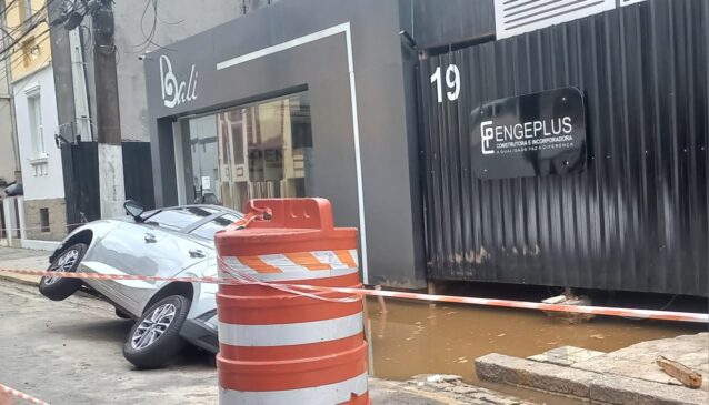 Carro afundou após calçada ruir em Santos