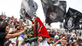 Antes das partidas em casa, homem entra com a imagem do santo ao som de 'Filhos de São Jorge'