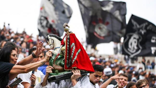 Antes das partidas em casa, homem entra com a imagem do santo ao som de 'Filhos de São Jorge'