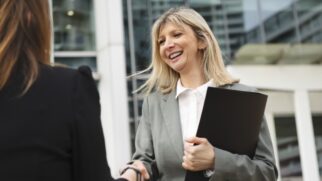 O estudo mostra diferença na percepção do aperto de mão entre homens e mulheres (Foto: Freepik)