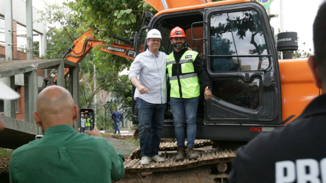 Tarcísio de Freitas (Republicanos) visitou a cidade e, por volta das 13h, deu largada às obras de extensão da Linha 4-Amarela