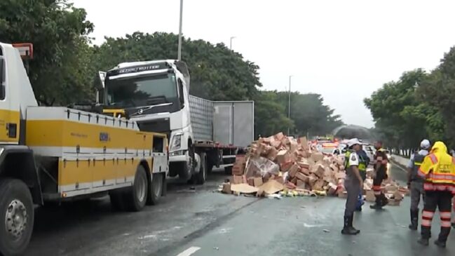 Caminhão tombou na pista expressa, sentido Castelo Branco