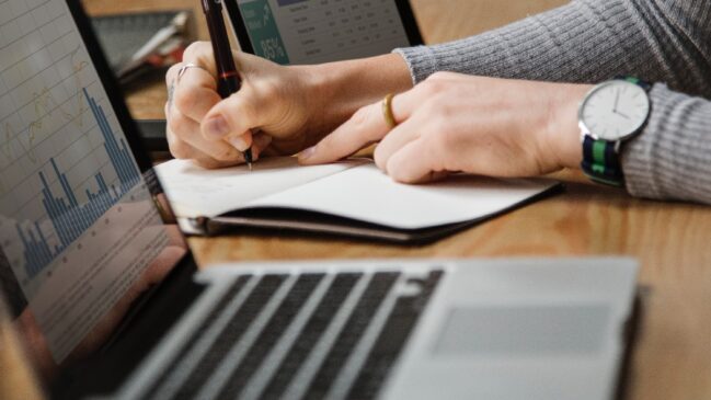 Escolas particulares e universidades devem divulgar o texto do contrato redigido em linguagem de fácil compreensão e leitura