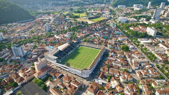 O primeiro jogo de futebol transmitido ao vivo na televisão brasileira aconteceu na Vila Belmiro