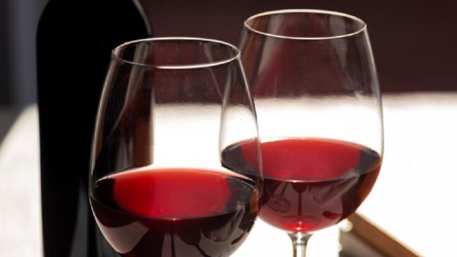 Segundo a análise feita em 36 amostras de vinhos nacionais, a média de resveratrol encontrada foi de 2,6 mg por litro, ficando atrás apenas dos vinhos franceses, que alcançam até 5 mg por litro.