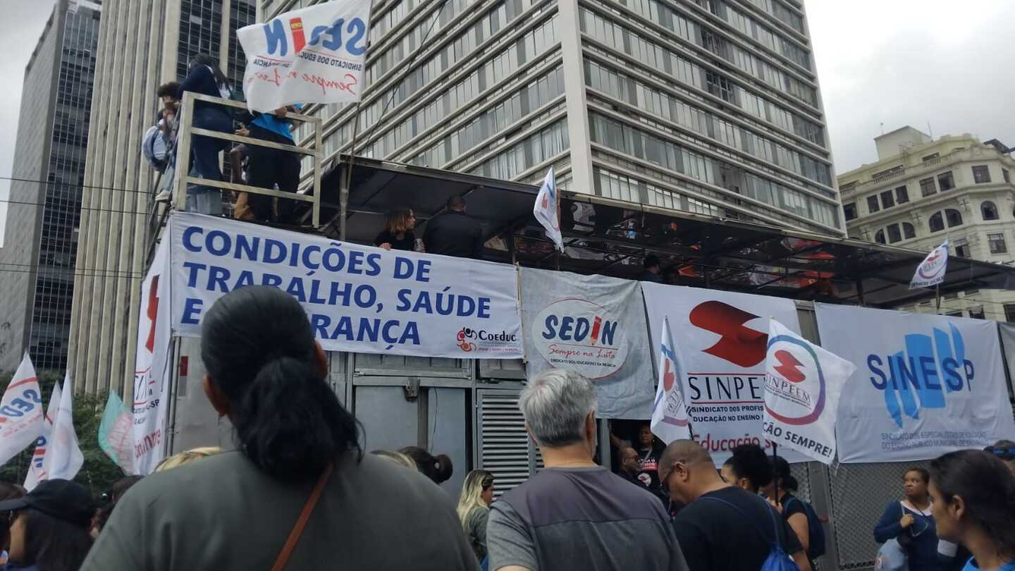 Professores protestam na tarde desta terça-feira (22/4) em São Paulo