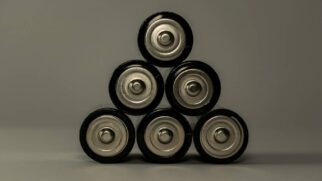 As pilhas alcalinas duram cerca de cinco vezes mais que as pilhas ácidas