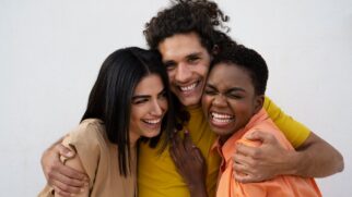 Estudos indicam que o número ideal é de três a seis amigos