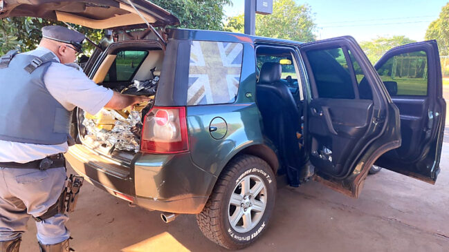 Policiais encontraram 478 quilos de drogas no porta-malas do veículo