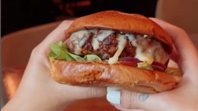 Barracas e food trucks de hambúrguer apresentam criações artesanais que se inspiram nas principais cidades dos Estados Unidos