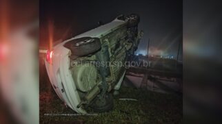 Uma pessoa morreu e outras cinco ficaram feridas após o carro em que estavam capotar