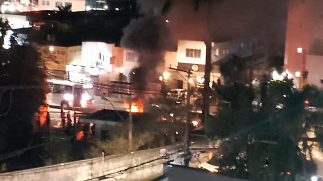 Faixa da estrada do Campo Limpo, na zona sul de São Paulo, foi bloqueada por um fogo; motivação ainda é desconhecida