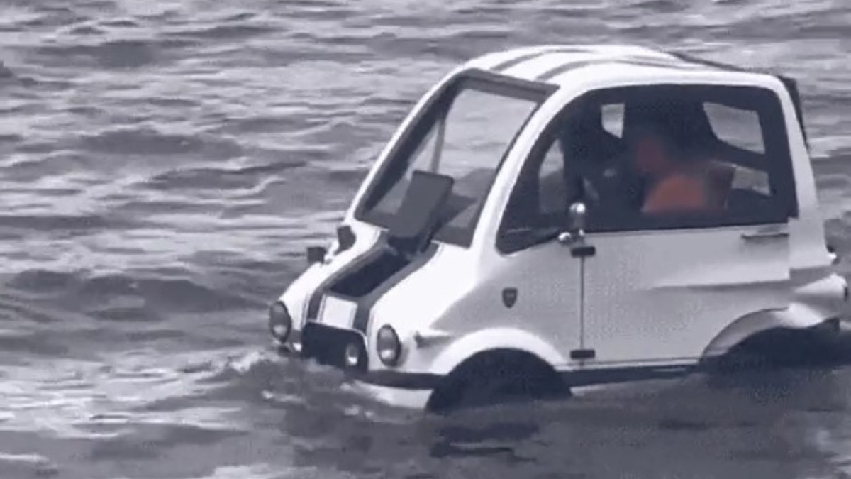 Carro viralizou nas redes sociais após andar sobre o mar de São Vicente (SP)
