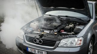 Tomar atitudes cautelosas e manter a calma ajuda com o resfriamento de motores superaquecidos