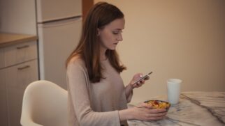 Comer olhando para o celular é um hábito que prejudica sua saúde