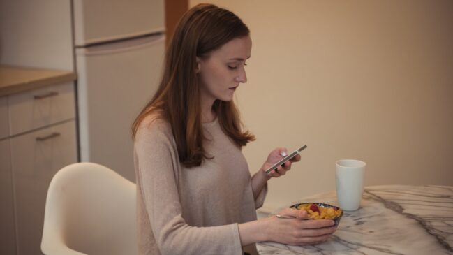Comer olhando para o celular é um hábito que prejudica sua saúde