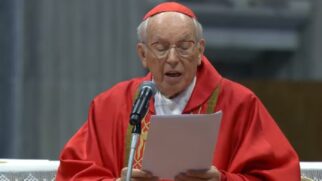 Cardeal decano Giovanni Battista Re pediu luz para os cardeais responsáveis pela escolha do novo papa