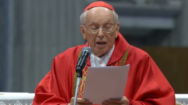 Cardeal decano Giovanni Battista Re pediu luz para os cardeais responsáveis pela escolha do novo papa