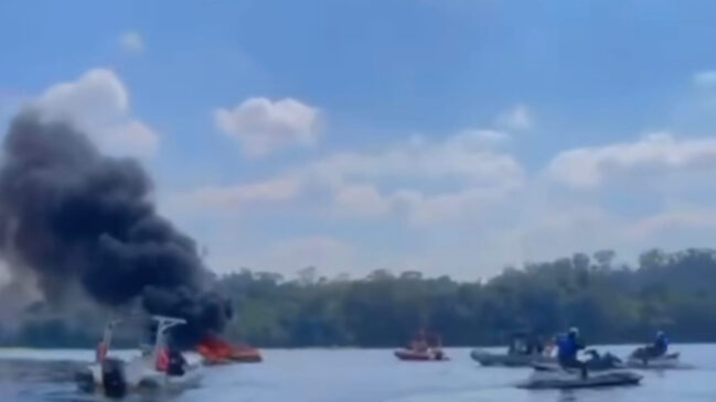 Lancha pegou fogo por volta de 12h30 e afundou nas águas, segundo os bombeiros