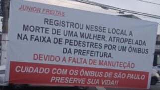 Faixa de protesto critica o transporte público