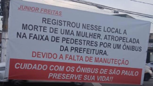 Faixa de protesto critica o transporte público