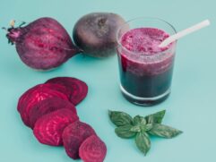 fatias e suco de beterraba fresca_23 2148306940