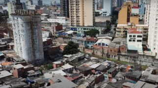 Silos remanescentes do Moinho Central podem ser vistos a quilômetros