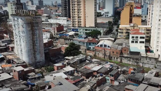 Silos remanescentes do Moinho Central podem ser vistos a quilômetros