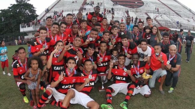 Vinícius Jr., Hugo Souza e Alexsandro Ribeiro conquistaram sete títulos juntos em dois anos