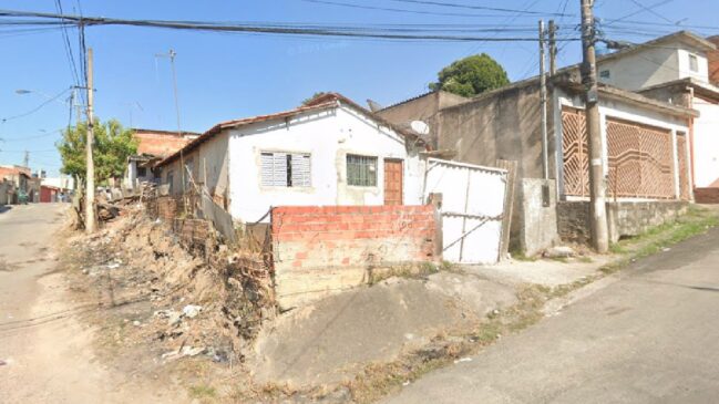 Segundo informações do Corpo de Bombeiros, o fogo começou por volta das 4h05 e logo tomou conta da casa